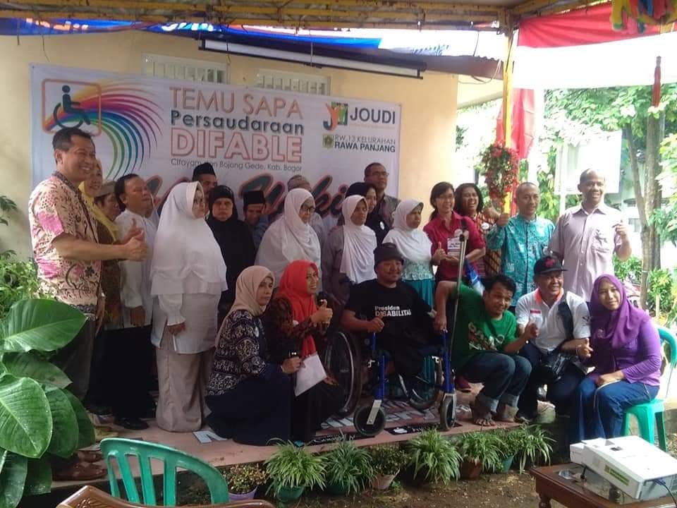 Tim JOUDI bersama peserta difabel