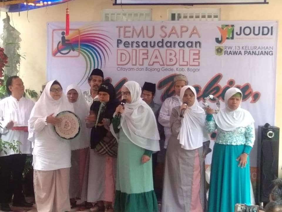 Foto bersama seluruh peserta dan panitia